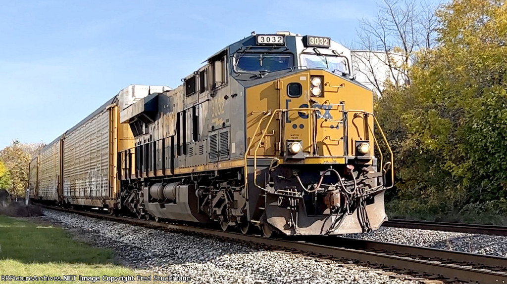 CSX 3032 leads M217 at BG130.